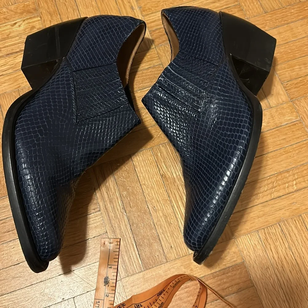 Chloe Elegant Blue Textured Shoes - Picture 4 of 15